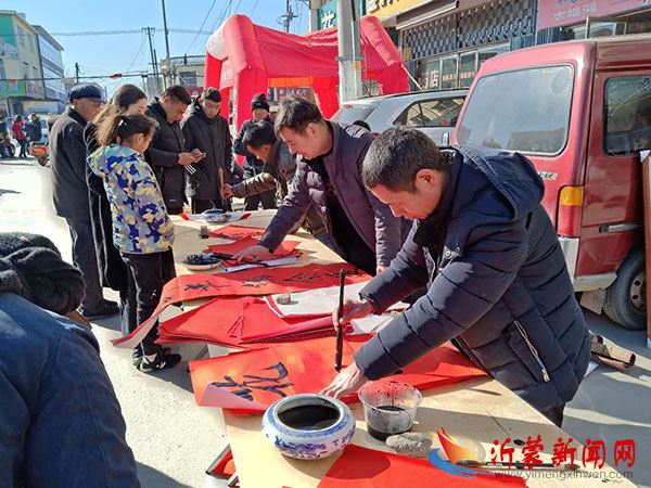 方城镇书画研究会年集汇聚开展“赠写春联送温暖”活动