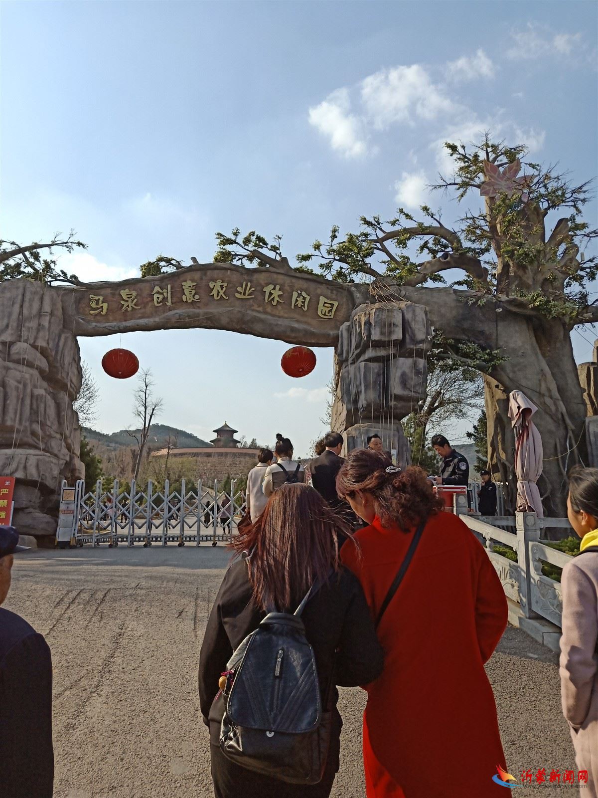 砚池畔酒业临沂老酒vip客户踏青之旅走进沂南红嫂纪念馆、马泉休闲园