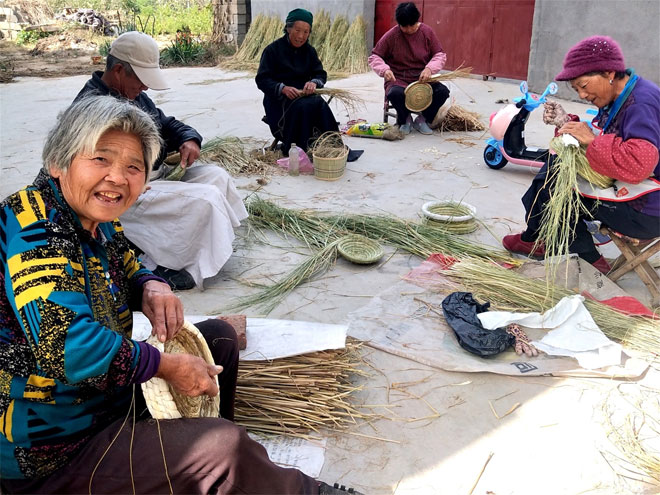 郯城：稻草也是宝 摇身变为“致富草”