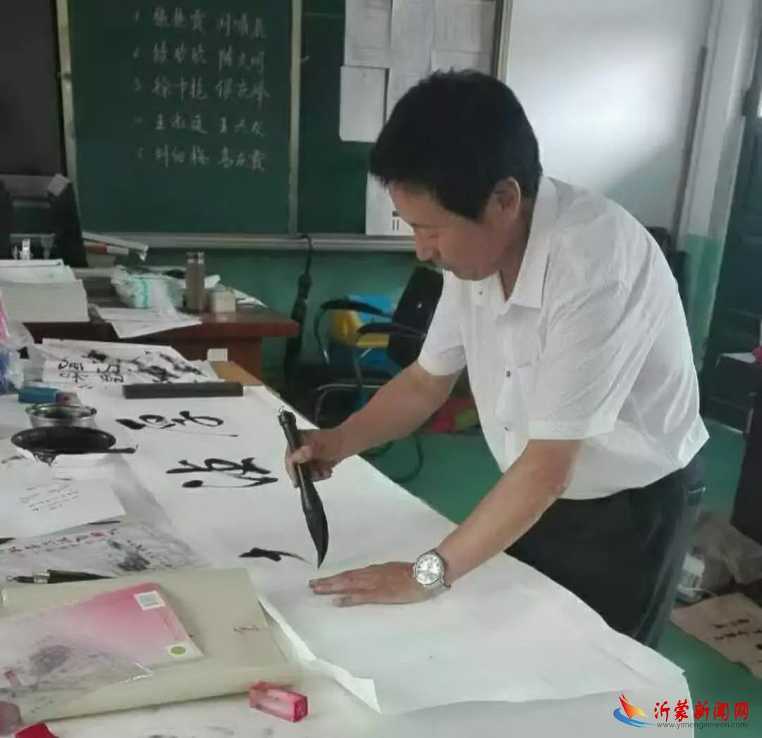 最美人物｜临沂新桥小学王兴发老师用书法为战“疫”加油