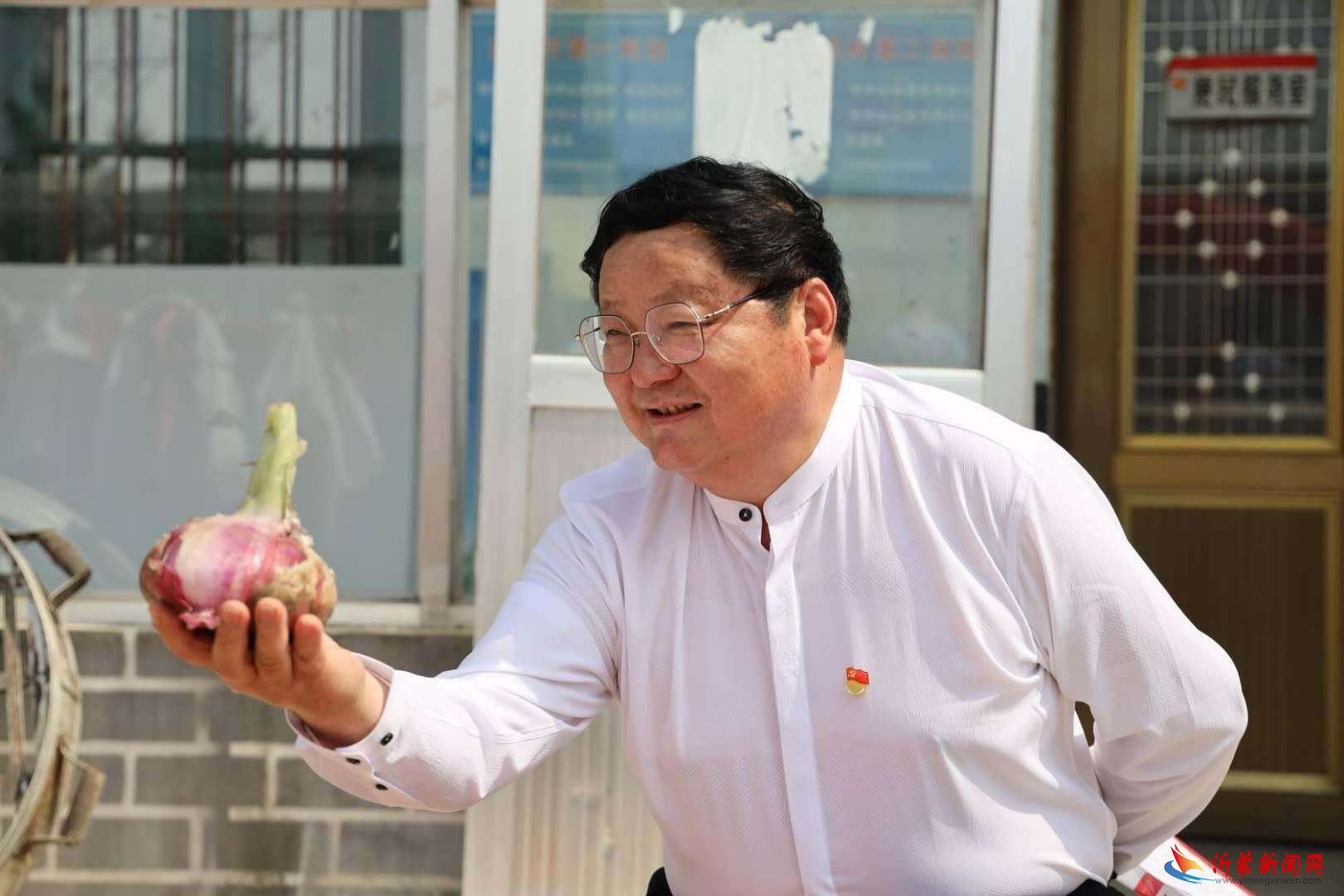 心贴心    手拉手 “红领书记”助力“第一书记”卖洋葱