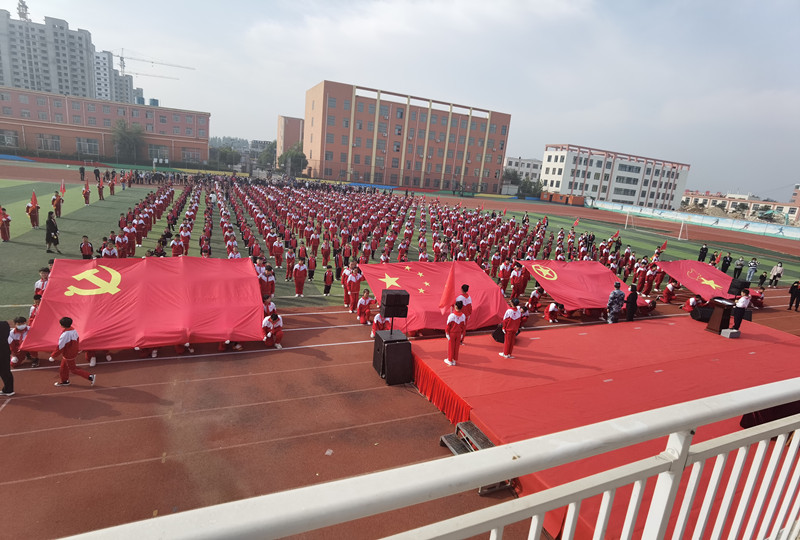 费县探沂镇中心小学举办“我爱红领巾 星火代代传”新队员入队仪式