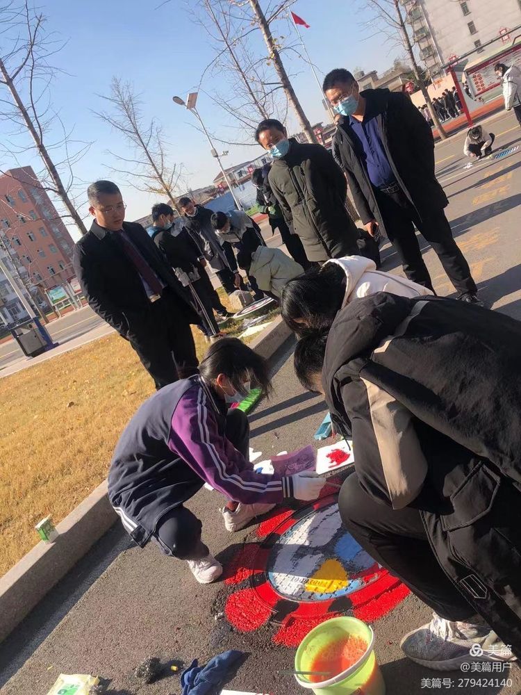“井”上添花，乐在七中---临沂第七中学举办创意井盖涂鸦活动
