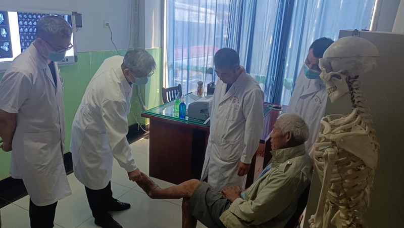 北京骨科专家临沂献爱心   中德骨科医院义诊受称赞