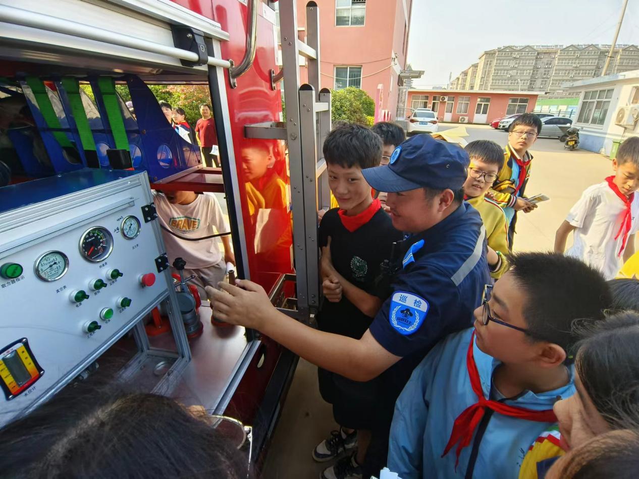 后十社区走进北十小学开展防溺水宣传及消防逃生演练活动