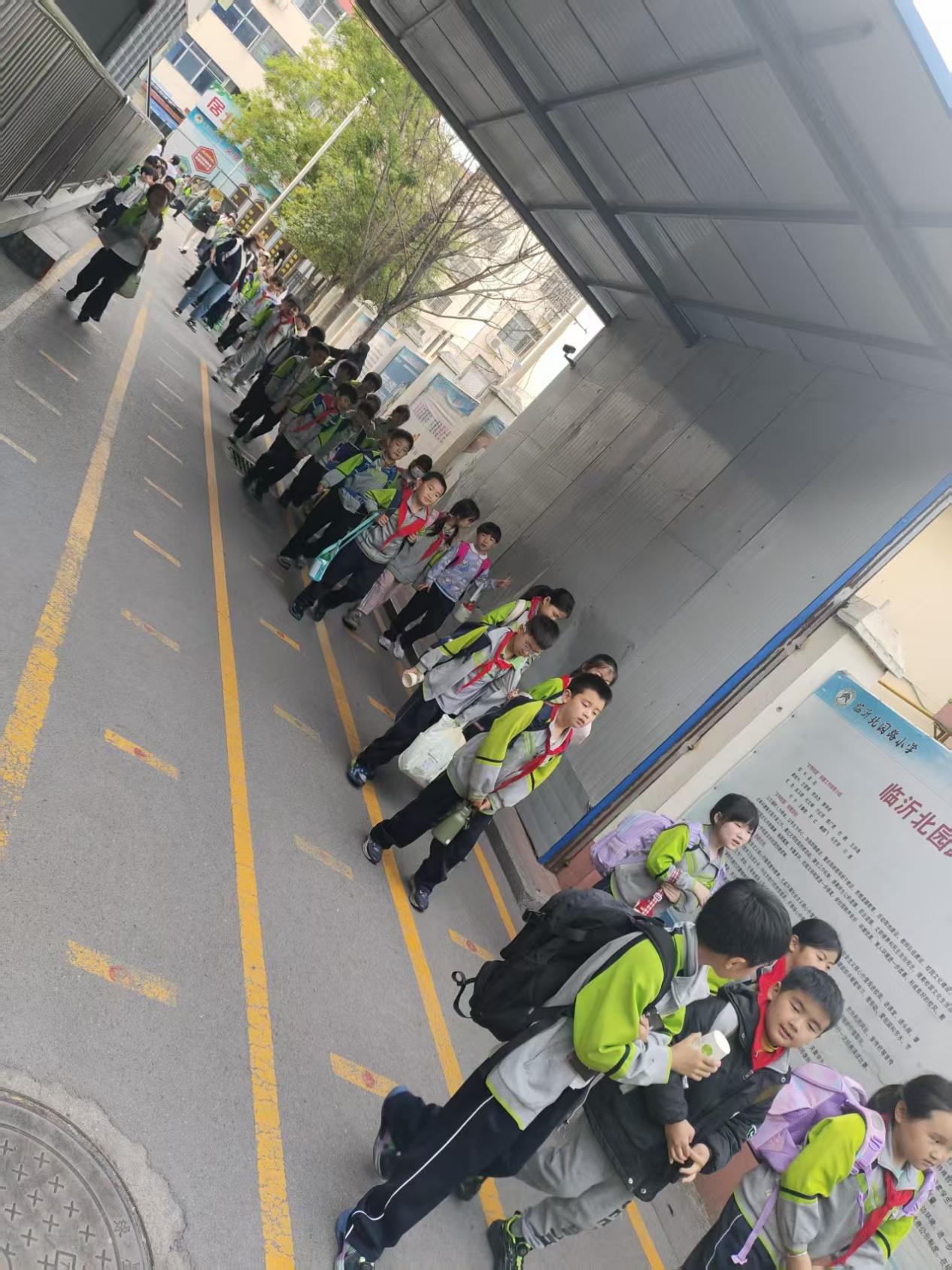 路队守秩序，文明伴成长：临沂北园路小学规范路队，涵养好习惯